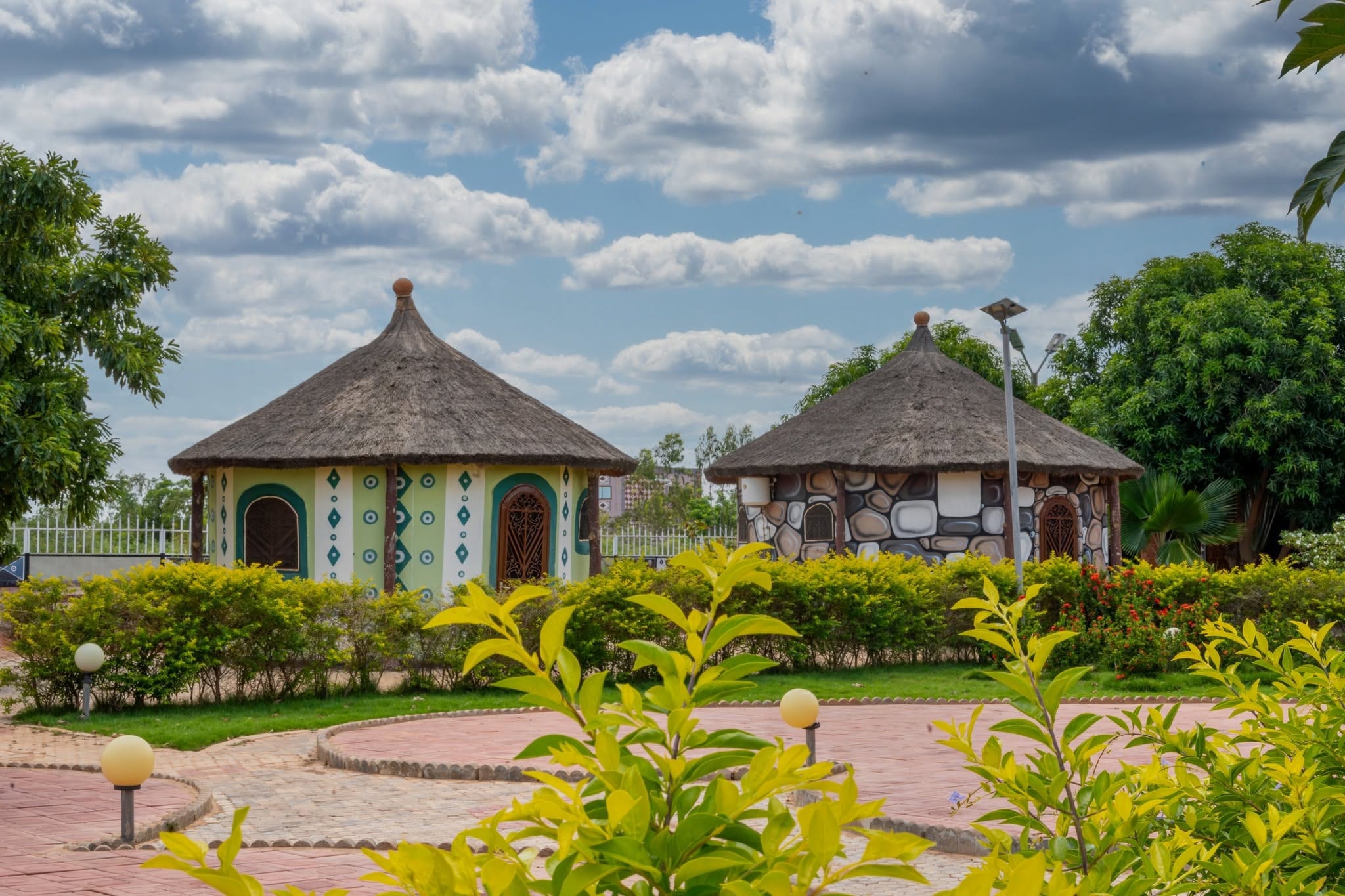 Une architecture peinte par les femmes de Tiébélé et des artistes burkinabè